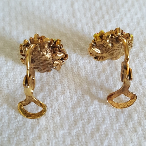 Vintage clip earrings. Gold tone. Flowers. EUC. - Picture 2 of 6